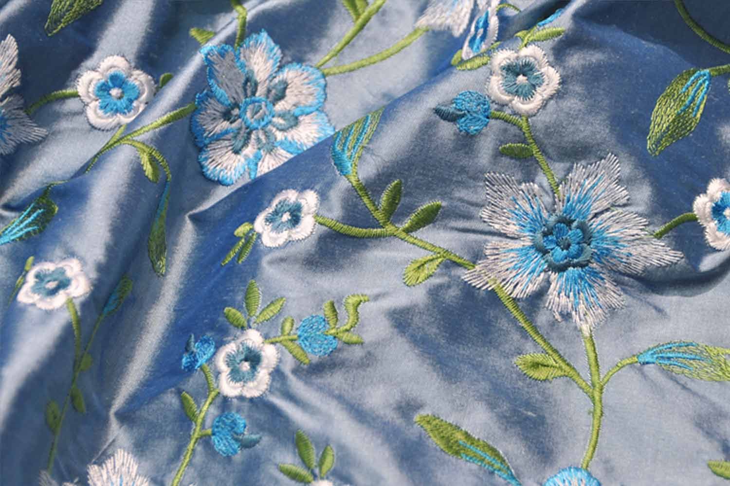 Bestickte Dupionseide Rosen