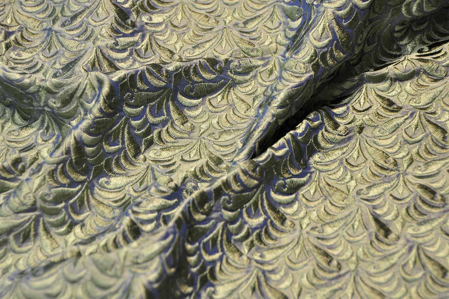 Bestickte Dupionseide Rosen