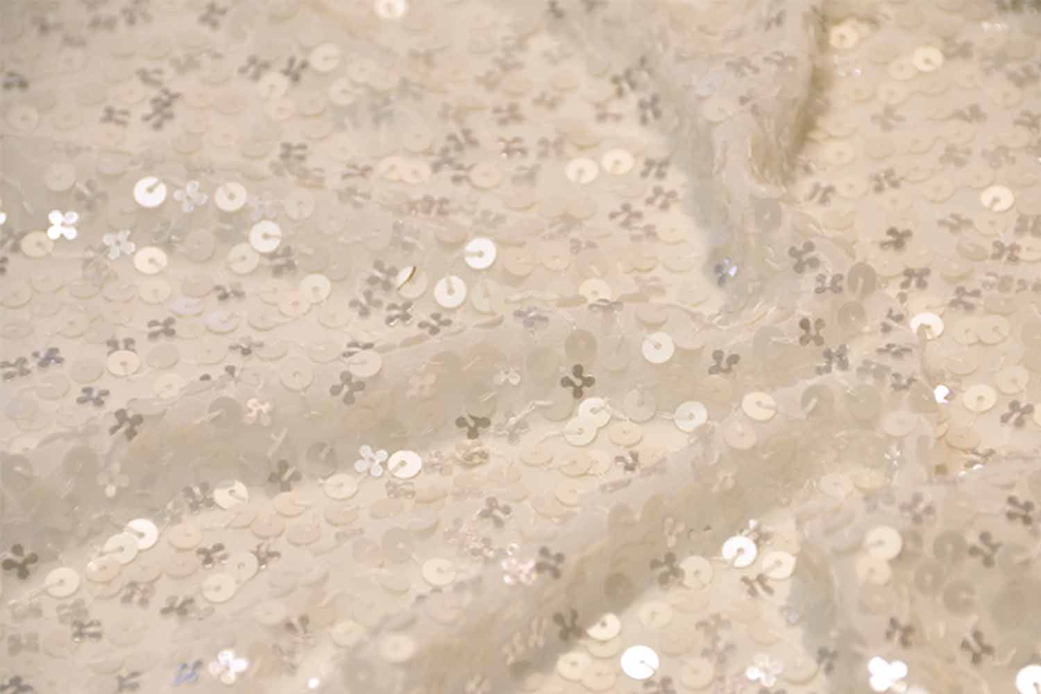 Brautmodestoff mit bestickten Pailletten